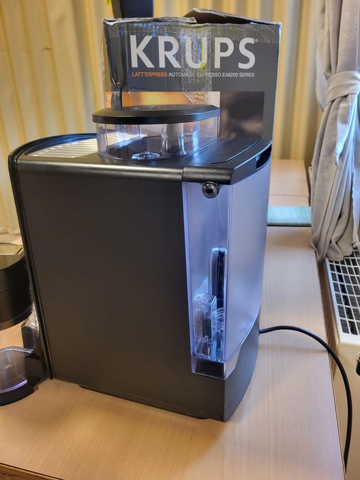Кафеавтомат Krups Latt'Espress EA8298 с млечен контейнер и One Touch капучино Каферобот