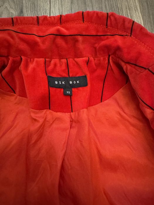 Разкошен дамски костюм с пола Bik Bok, xs р-р