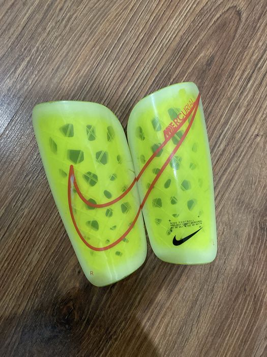 Футбольные щитки nike