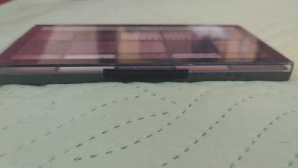 Палитра сенки за очи Revolution – чисто нова, неотваряна!