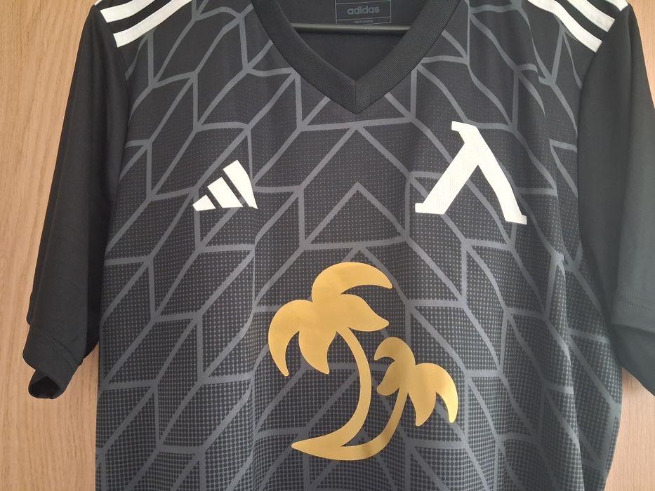 Черната фланелка ADIDAS на ПФК "Левски" 1914