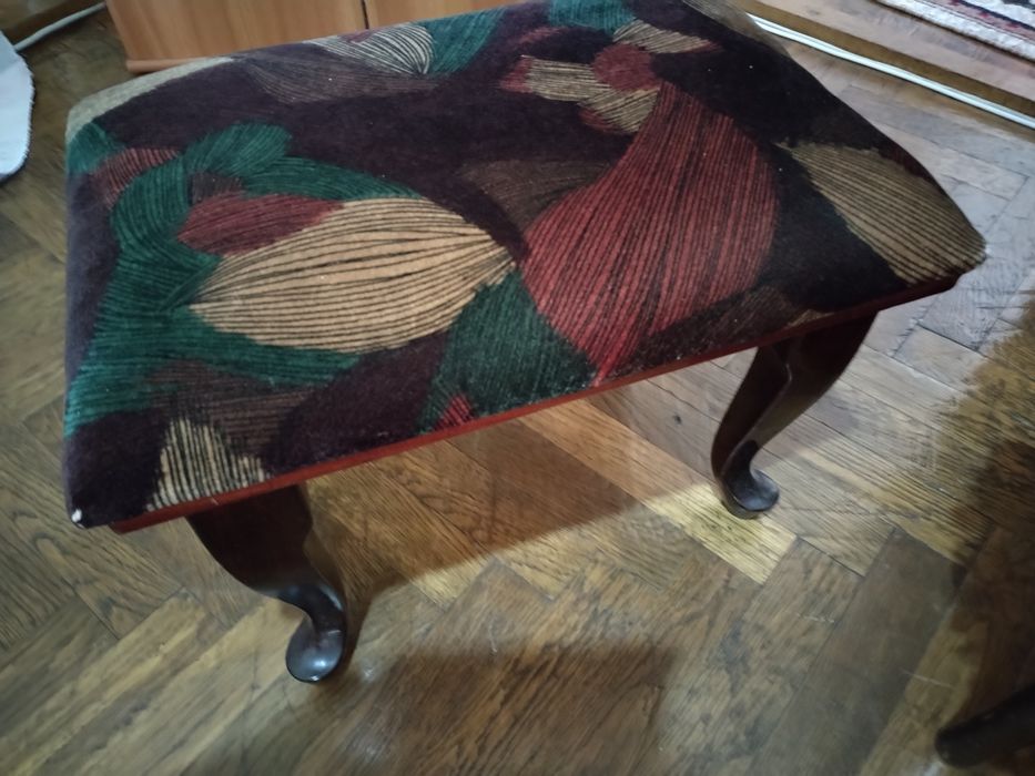 Măsuță de cafea și doi tabureti