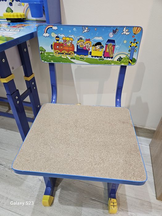 Детско бюро със столче