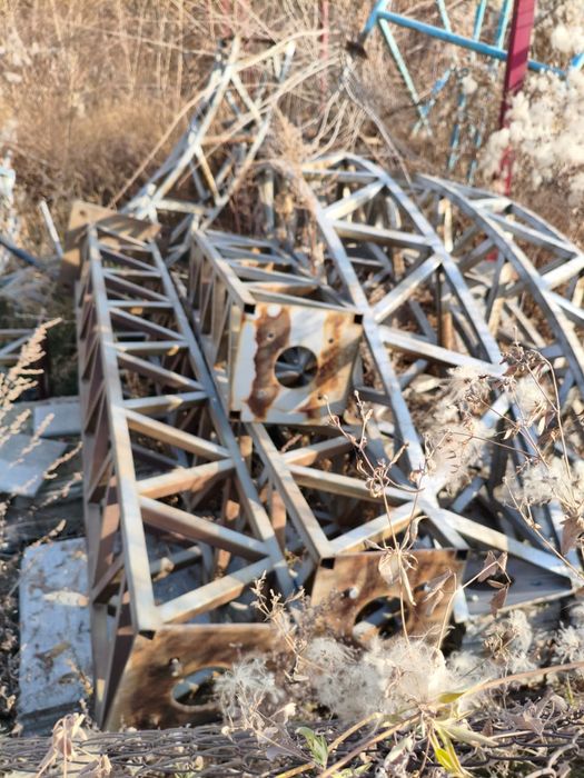 Металлическая арка из фермы