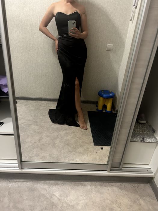 Платье вечернее с открытыми плечами