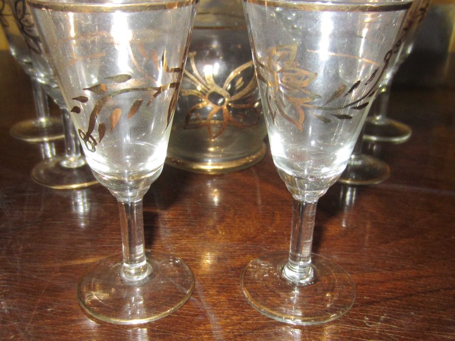 Стъклени сервиз и чаши със златен кант