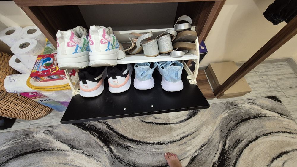 Малък шкаф, мини етажерка, портманто и закачалки за якета