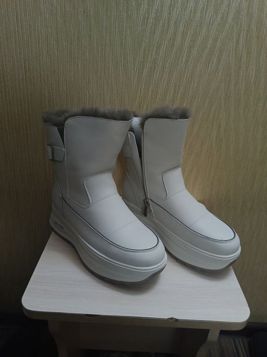 Новые зимние ботинки белого цвета