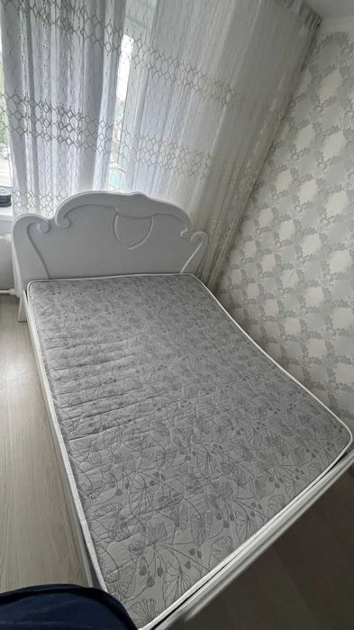 Продам двуспальную кровать с матрасом