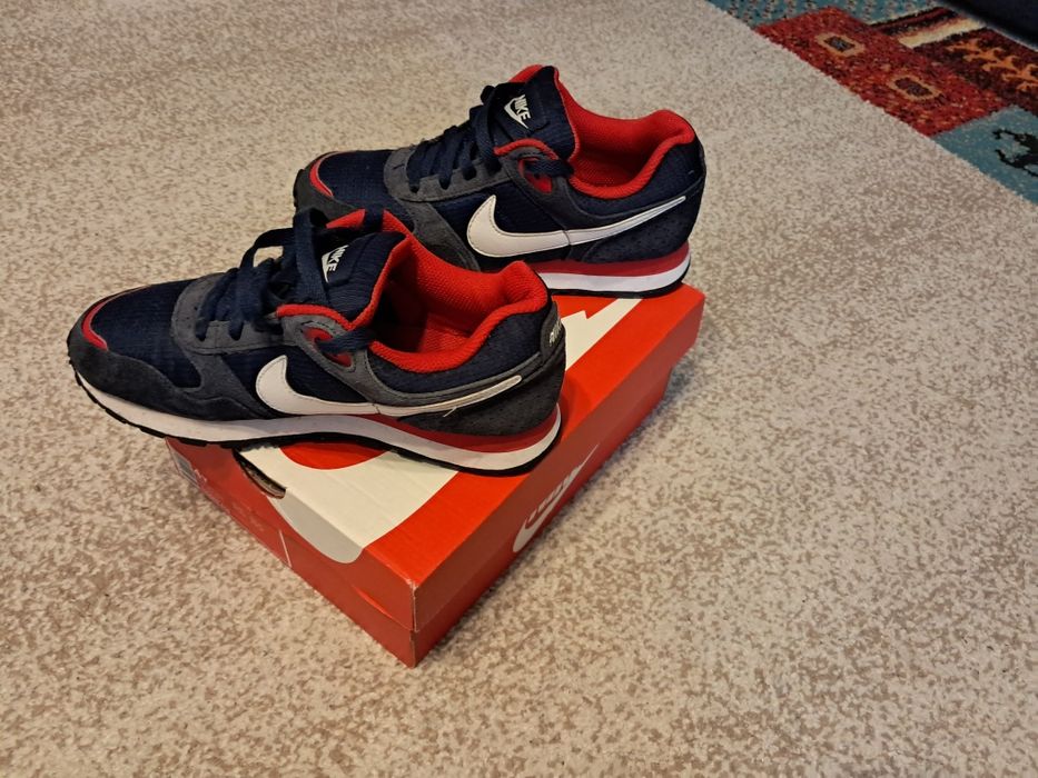 Pantofi sport Nike bleumarin cu rosu