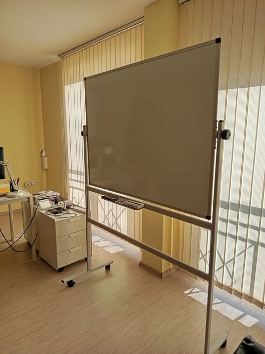 Бяла дъска Bi-Office
с хоризонтално завъртане, метална ст