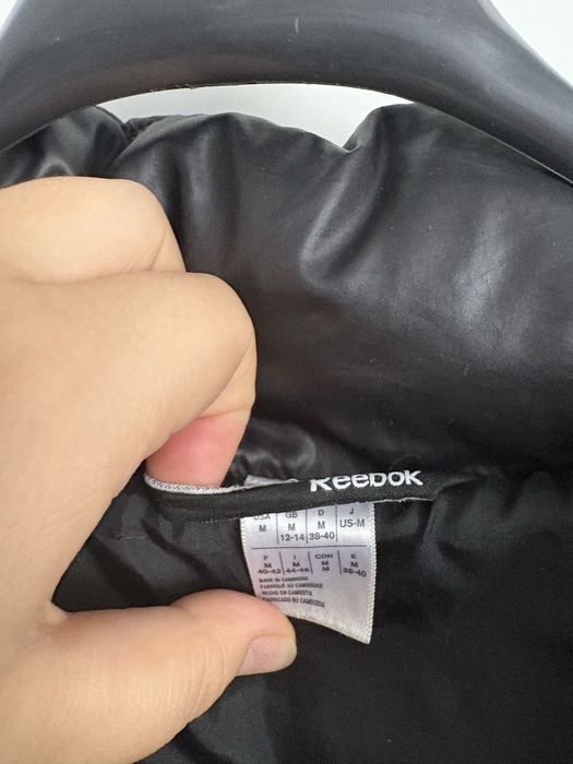 Продам куртку reebok