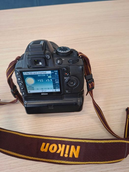 Vand/schimb(cu diverse)Nikon D3100 + grip + încărcător + obiectiv 18-5