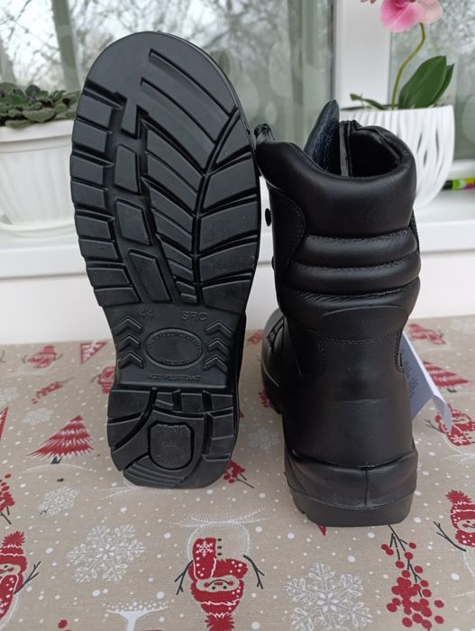 Полицейски кубинки от естествена кожа,много здрави и удобни.Номер 42.