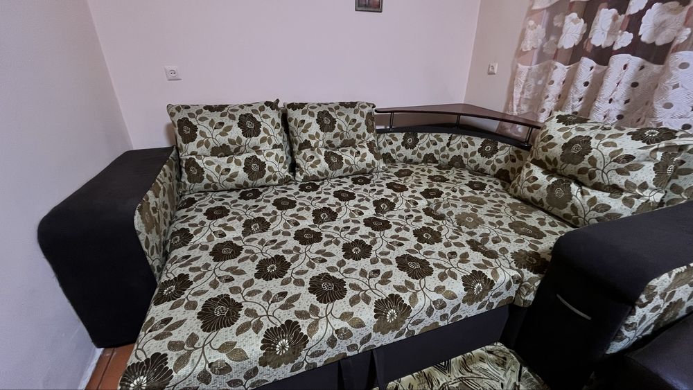 Угловой диван с пуфиком