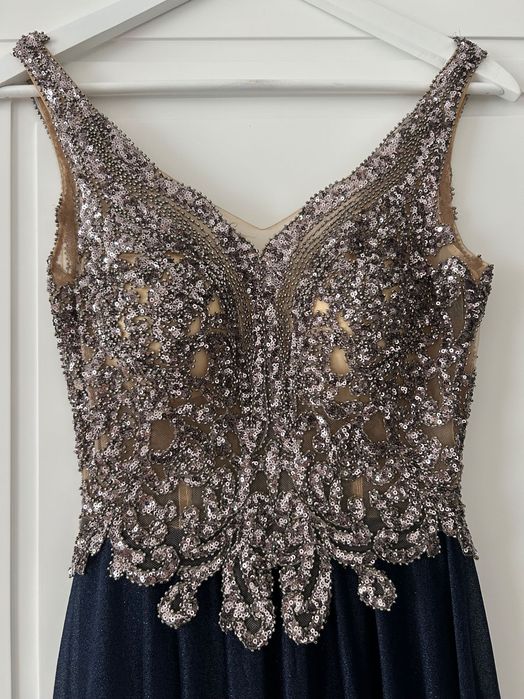 Продавам дълга официална рокля