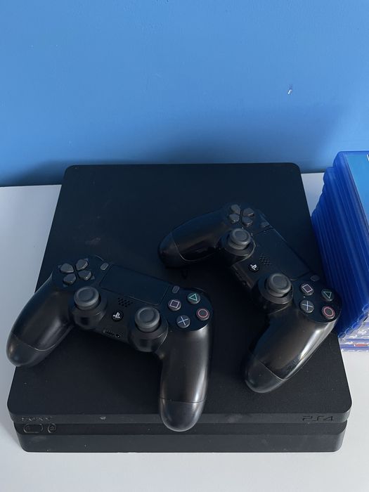Vând PS4 Slim + 2 Manete + 8 Jocuri