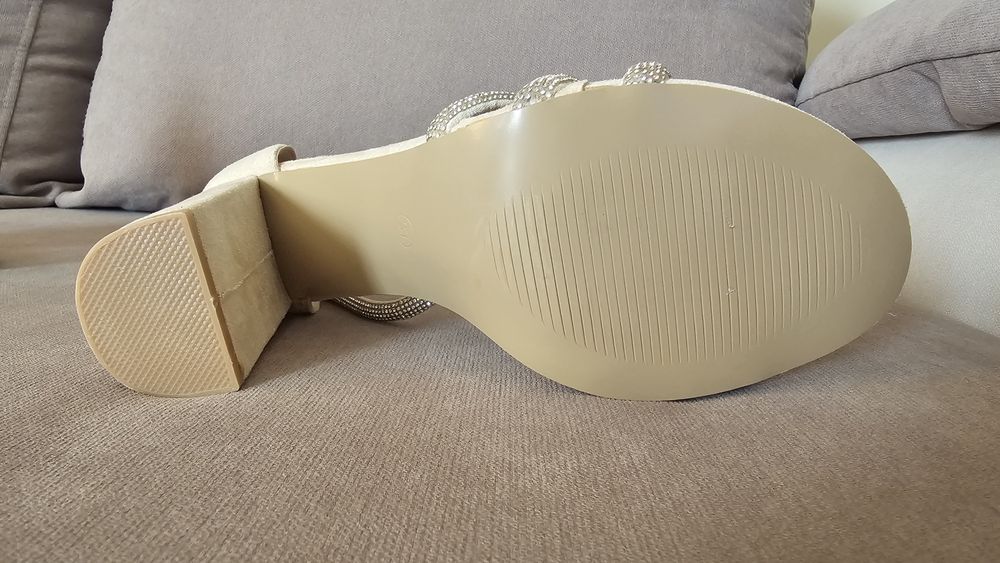 Бежови сандали на ток, номер 37, нови