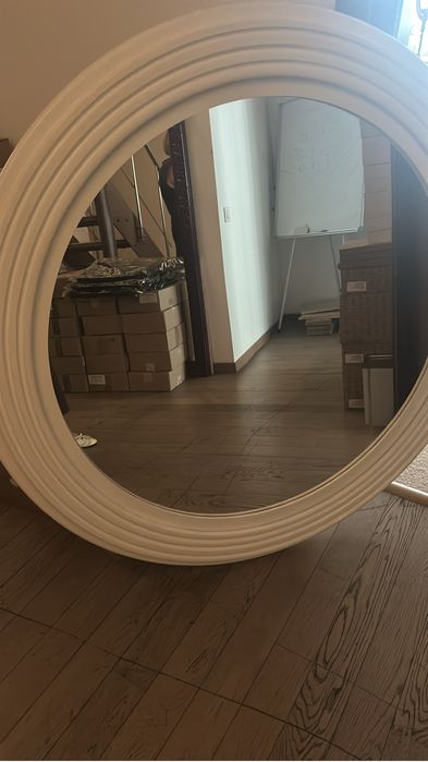Oglindă rotundă mare, ramă albă decorativă – stare foarte bună