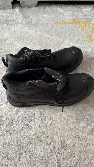 Продам рабочии обувь в новыим сост