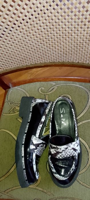 Лоферы черно - белые.