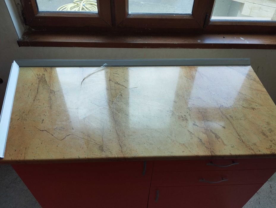 Продавам шкаф за кухня с чекмеджета.