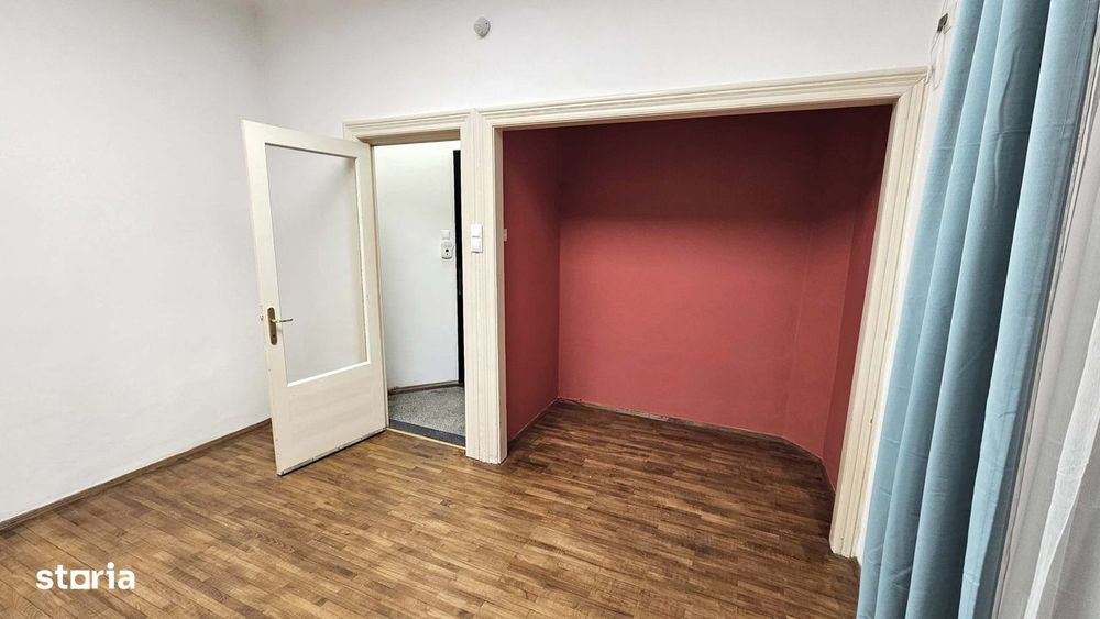 Studio generos cu aer boem și scară interioară în Centrul Istoric