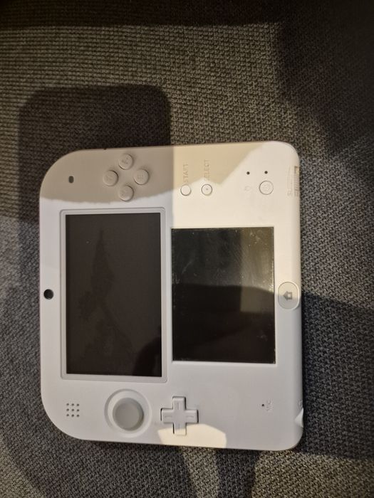 Nintendo 2 ds cu husă încarcator și două jocuri