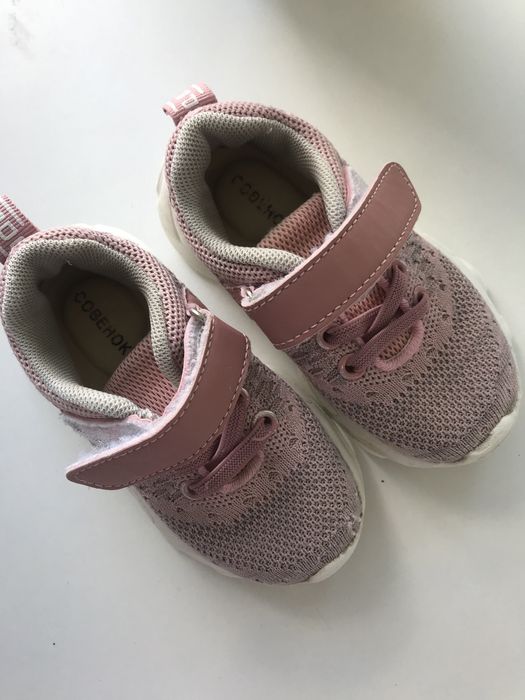 Продам детские кроссовки