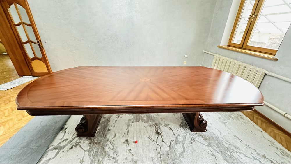 Стол со стульми в отлчном состояний