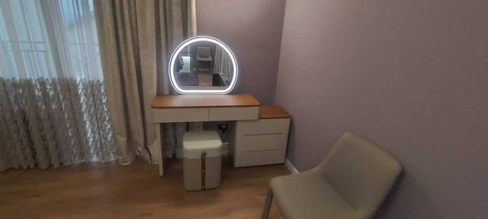 Дизайнерски Гардероб и Скрин с блум механизми,Тоалетка с лед огледало