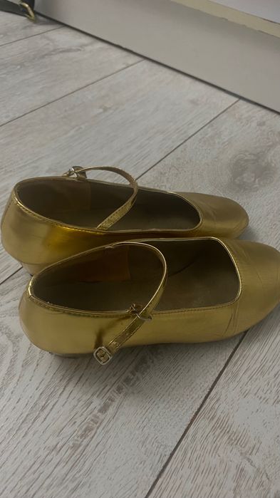 золотистые туфли