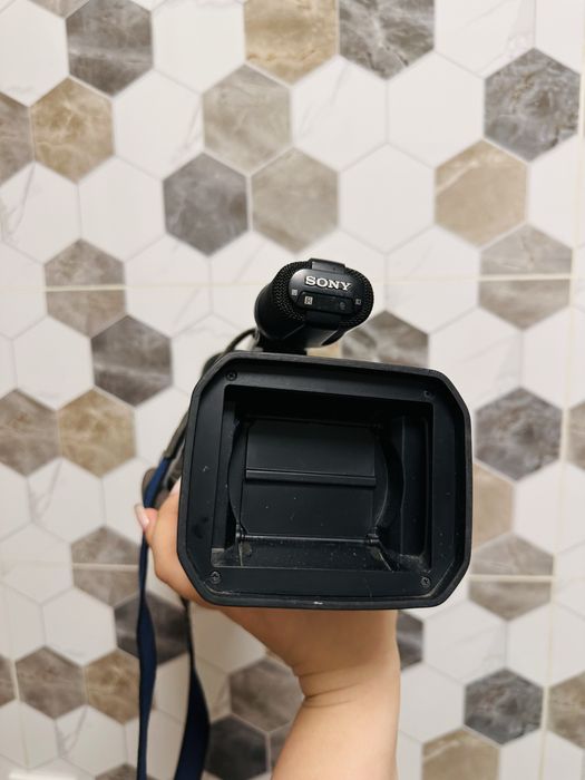 Видеокамера Sony DCR-VX2100E