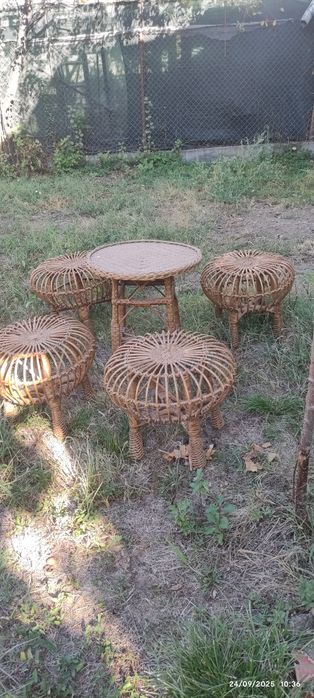 Vând 4 scaune și o măsuta din răchită, frumușele în f. bună stare