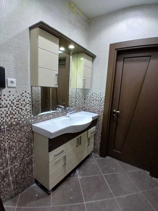 А.Кодирий.Монумент мужества.Сдам в аренду бизнес центр 5 этажей из 7.