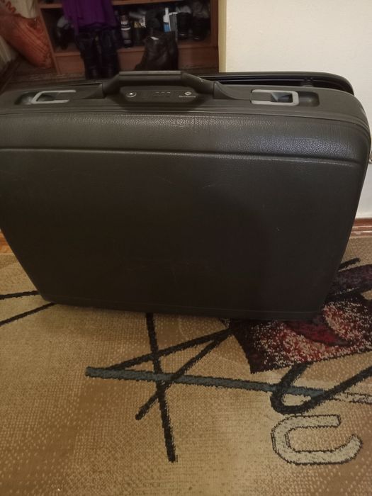 Продам чемодан на колесиках 70×50×27см