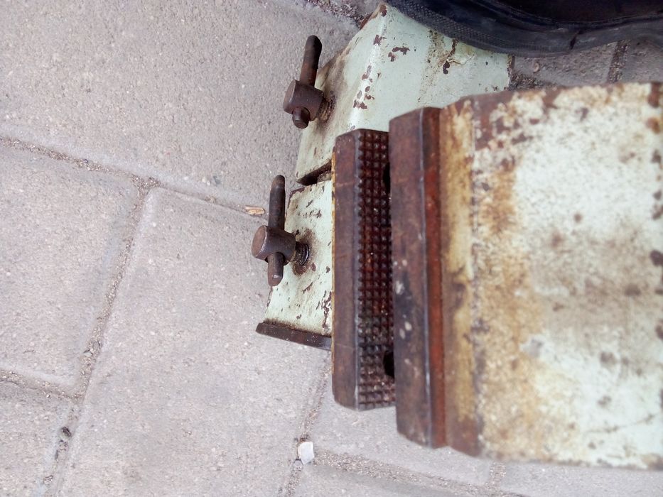 Продам советские тиски универсальные