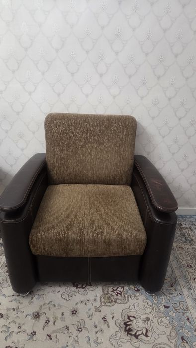 Продам кресло с выдвижным ящиком