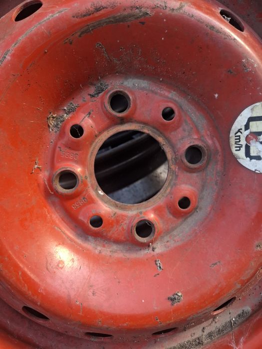 Vand roata R 13 fiat buna cu anvelopa 135 80 13
