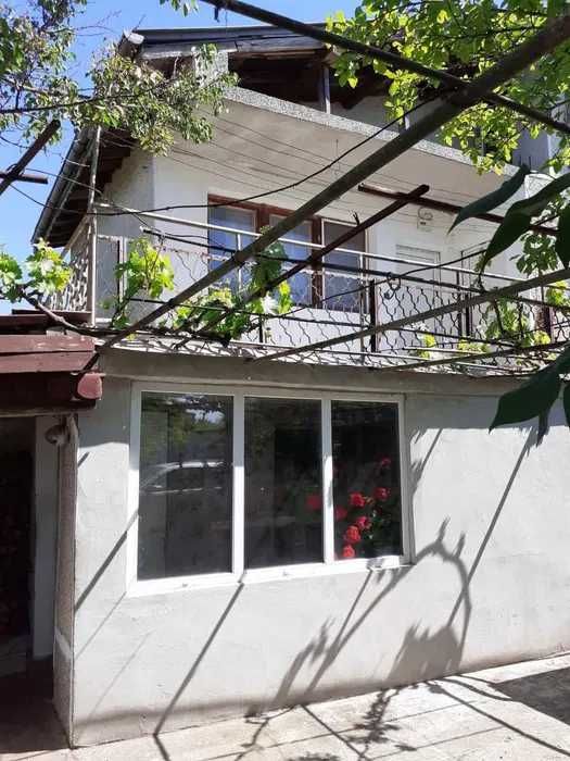 Двуетажна къща с просторен двор в с. Тръстиково, област Варна!