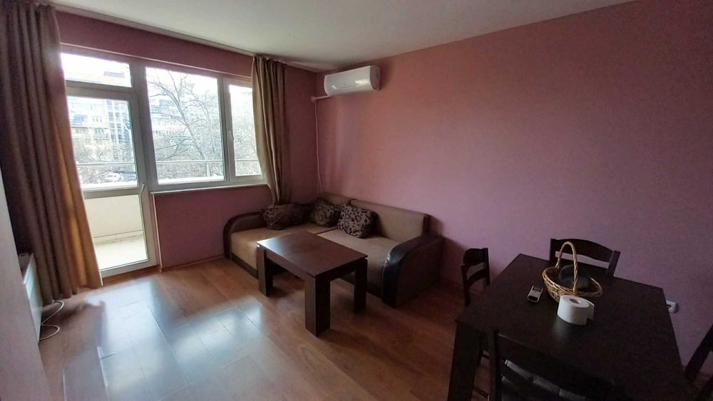 Двустаен апартамент в жк Сухата река