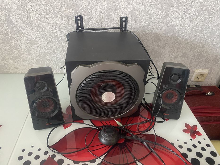 Колонка музыкальная аукс есть