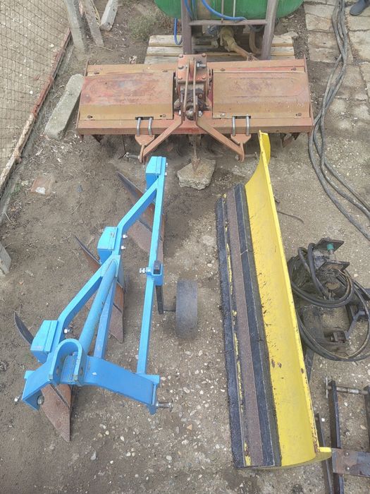 Трактор с челен товарач