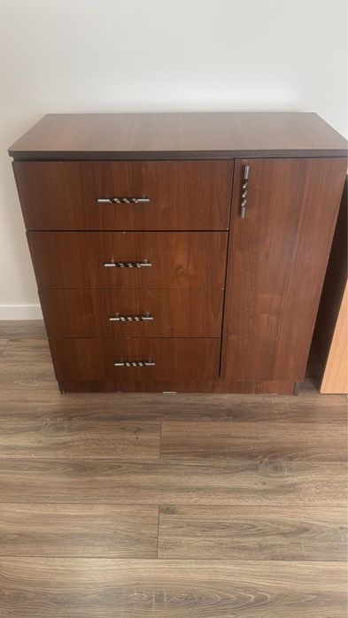 Продается комод и стол книжка