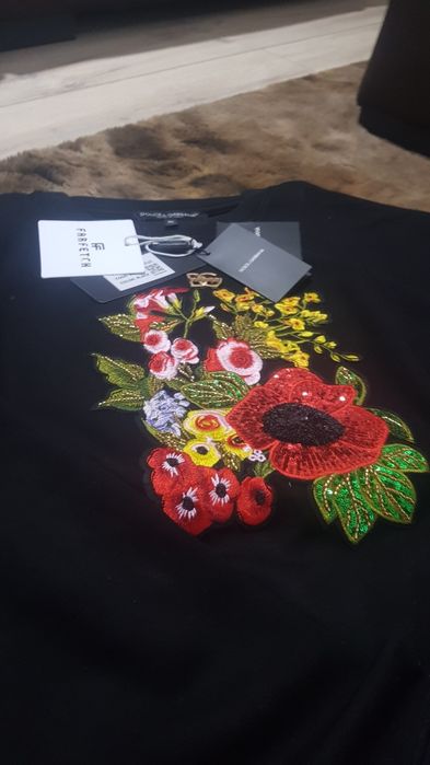 Pulover cu broderie florală și paiete de la Dolce & Gabbana