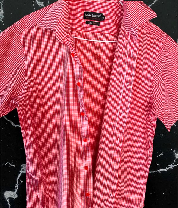 Cămașă bărbătească cu mânecă scurtă, în carouri roșii și albe