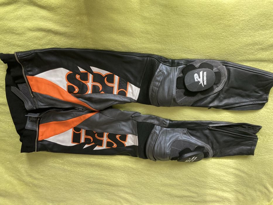 Мото екип IXS. Две части