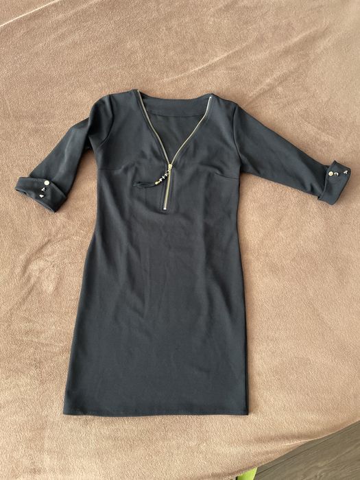 Къса черна рокличка