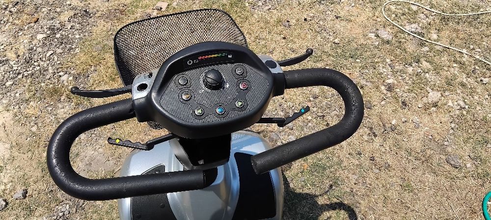 Електрически скутер за трудно подвижни хора.