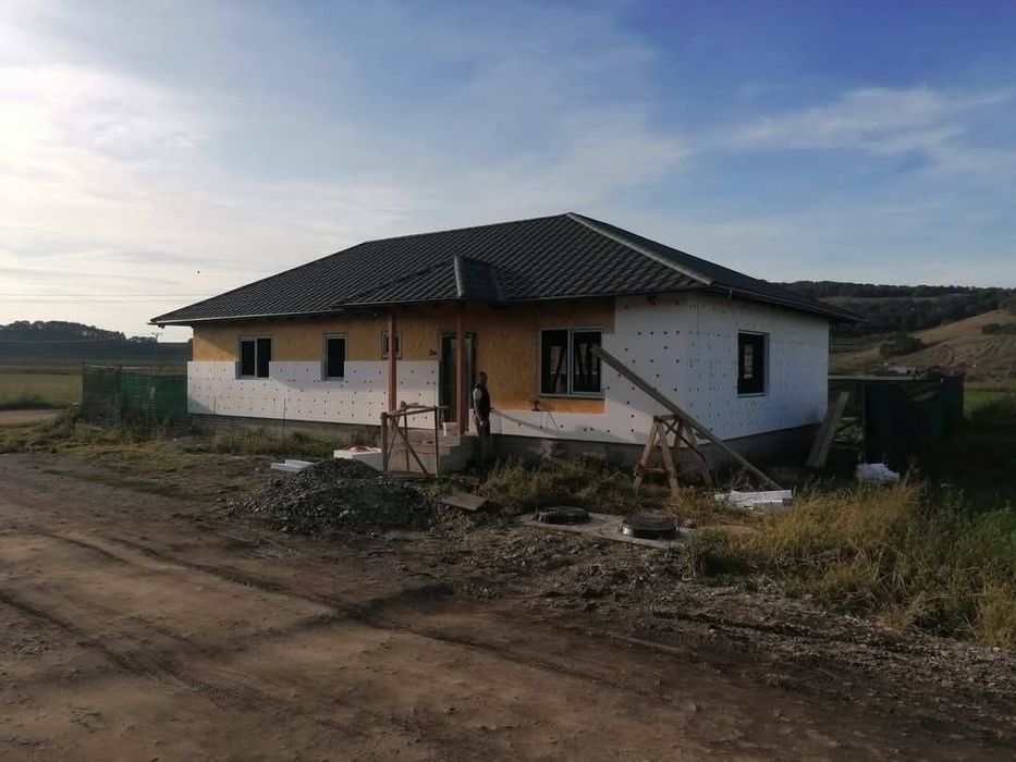 Containere modulare pe structură metalică rezistentă și invelite cu panou sandwich termoizolant,